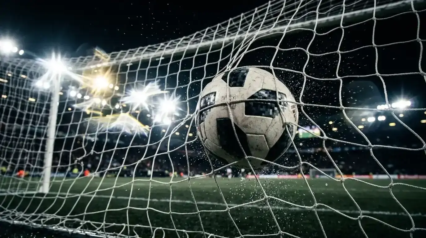 Nogometna žoga v mreži ob zadetku gola