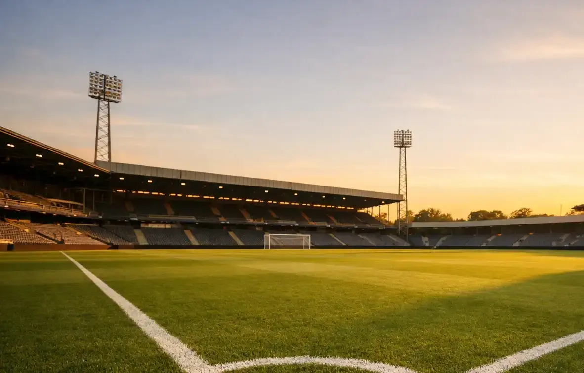 Nogometno igrišče z zeleno travo in simboličnim prikazom odgovornega pristopa k športnim stavam