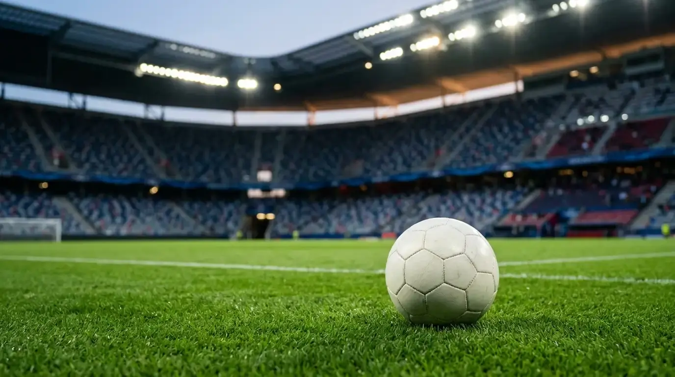 Nogometna žoga na igrišču pred začetkom tekme izločilnih bojev svetovnega prvenstva 2026
